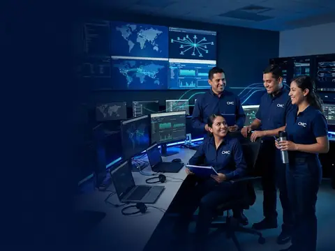 Equipo de ingenieros de CMC en el centro de monitoreo